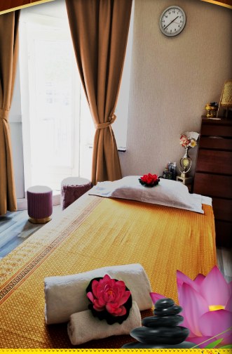 De behandelkamer van Siribuapha aan de Molukkenstraat in Amsterdam